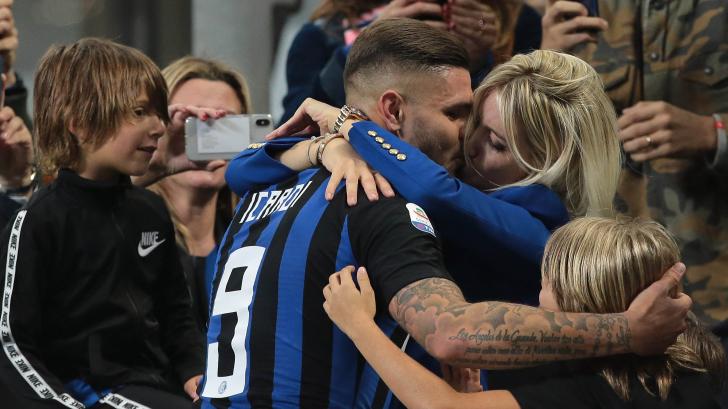 Mauro Icardi embraces his wife